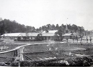 創設当時の伴谷小学校