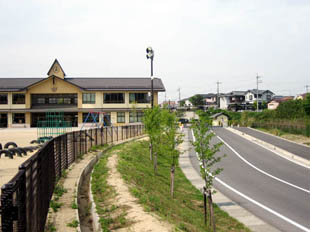 伴谷東小学校と住宅団地