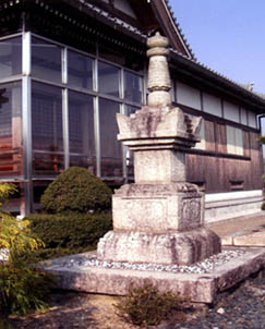 九品寺境内の宝筺印塔