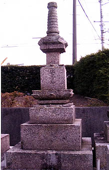 九品寺墓地(臼井文子氏管理地内の法華塔)